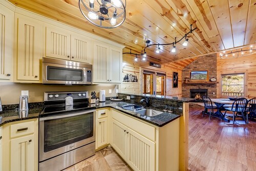 Hilltop Haven- Secluded Rustic Cabin with Hot Tub & Game Room