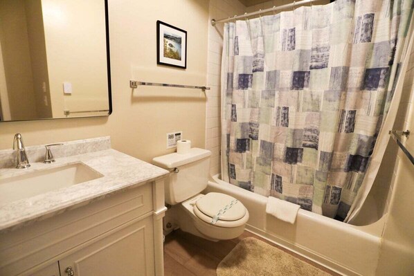 Ein Badezimmer mit Waschbecken, Toilette und Badewanne.