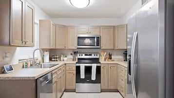 KĂŒhlschrank, Mikrowelle, Ofen, Herdplatte