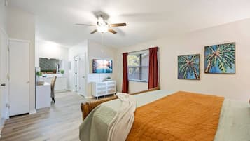 3 makuuhuonetta, työpöytä, silitysrauta/-lauta, vauvan matkasänky