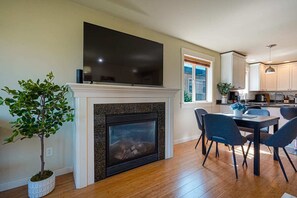 Dining - Stylist Home with Dual Suites near Green Lake (Seattle)