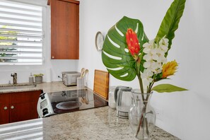 Réfrigérateur, four, plaque de cuisson, cafetière/bouilloire