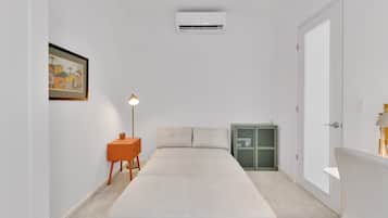 2 habitaciones, tabla de planchar con plancha y ropa de cama