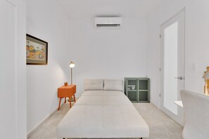 2 bedrooms, iron/ironing board, bed sheets