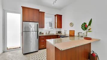 Refrigerador, horno, parrilla de estufa y cafetera y tetera