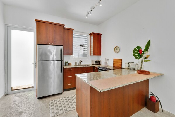 Fridge, oven, stovetop, coffee/tea maker