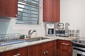 Kjøleskap, ovn, kokeplater og kaffetrakter/tekoker