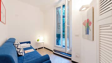 스탠다드 아파트, 침실 2개, 욕실 2개, 바닷가 (Portofino Apartment Sea View Dream) | 거실 공간 | 케이블 채널 시청이 가능한 21인치 스마트 TV