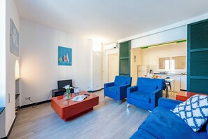 Standard-Apartment, 2 Schlafzimmer, 2 Bäder, Meerseite (Portofino Apartment Sea View Dream) | Wohnbereich | 21-Zoll-Smart-TV mit Kabelempfang