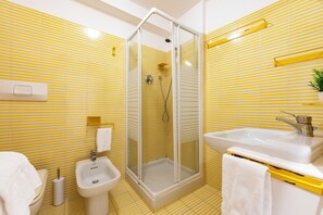 Standardlejlighed - flere soveværelser - 2 badeværelser (Portofino Apartment Sea View Dream) | Badeværelse | Bruser, hårtørrer, bidet, håndklæder