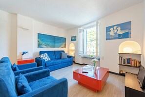 Standardlejlighed - flere soveværelser - 2 badeværelser (Portofino Apartment Sea View Dream) | Opholdsområde | 21-tommers smart-tv med kabelkanaler