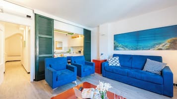 Apartamento standard, vários quartos, 2 banheiros (Portofino Apartment Sea View Dream) | Área de estar | Smart TV 21 polegadas com canais a cabo