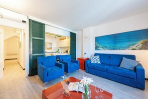 Apartamento estándar, varias habitaciones, 2 baños (Portofino Apartment Sea View Dream) | Zona de estar | Smart TV de 21 pulgadas con canales por cable