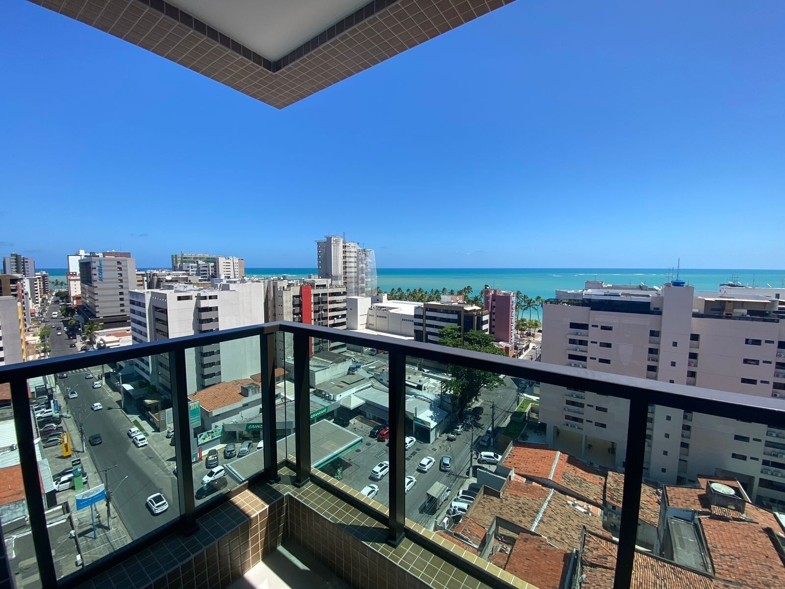 Un immeuble de grande hauteur offrant une vue sur le paysage urbain et une plage.
