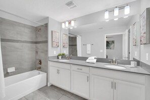 Douche, séchoir à cheveux, serviettes fournies