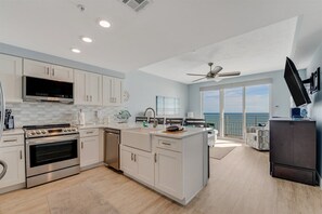 Kühlschrank, Mikrowelle, Ofen, Geschirrspüler