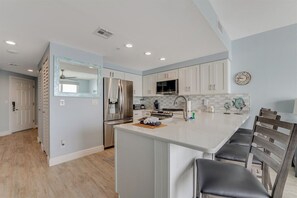 Kühlschrank, Mikrowelle, Ofen, Geschirrspüler