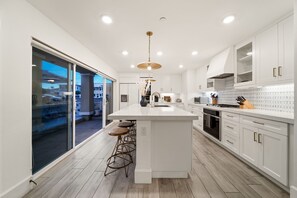 Jääkaappi, mikroaaltouuni, uuni, liesi