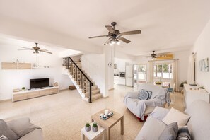 Living area - Ayia Thekla Sea Breeze Villa (Sotira)