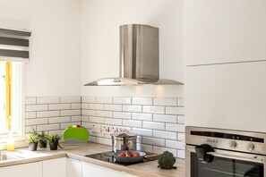 Microwave, coffee/tea maker, cookware/dishes/utensils - Ayia Thekla Sea Breeze Villa (Sotira)