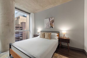 1 bedroom, iron/ironing board, travel crib, WiFi - Prime Loop Luxury + City & Train Views (Chicago)