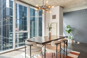 Dining - Exclusive 3BR with Views, Ideal for Tourists (Chicago)
