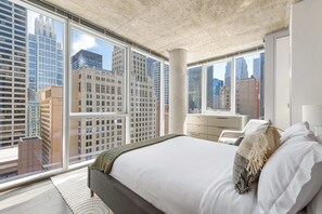 3 bedrooms, iron/ironing board, travel cot, WiFi - Exclusive 3BR with Views, Ideal for Tourists (Chicago)