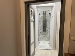 Shower, hair dryer, bidet, towels - Elisa’s Dream, through history and luxury  (Lucca)