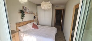 3 chambres, fer et planche à repasser, literie fournie