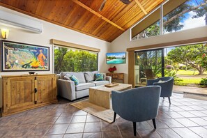 Interior - Stunning Koa Resort 3bd Villa with private Jet Spa (Kihei)