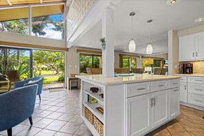 Interior - Stunning Koa Resort 3bd Villa with private Jet Spa (Kihei)