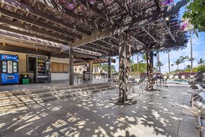 Outdoor dining - Hawaiian Serene Paradise Oasis at the Pool (Kihei)