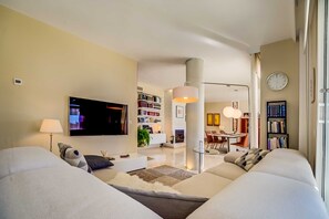 Smart-TV, Kamin, Bücher, Stereoanlage
