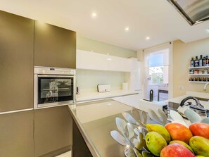 Fridge, microwave, oven, stovetop - 107. Exclusive Apartment With Huge Terrace & Views in Elviria, Marbella (Marbella)