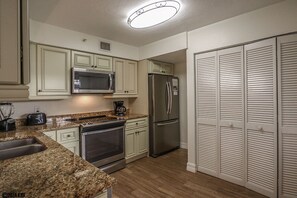 冷蔵庫、電子レンジ、オーブン、コンロ