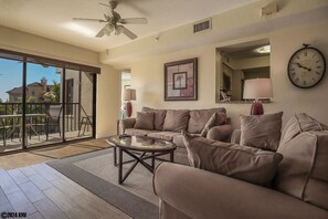 TV - 2B/2B ISLAND VACATION CONDO. RESORT POOL! WALK TO BEACH! BEST PRICE! (Fort Myers Beach)