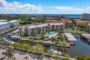 Exterior - 2B/2B ISLAND VACATION CONDO. RESORT POOL! WALK TO BEACH! BEST PRICE! (Fort Myers Beach)