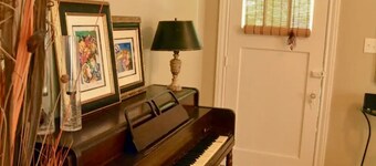 Garden Cottage in the city. Pet friendly! 