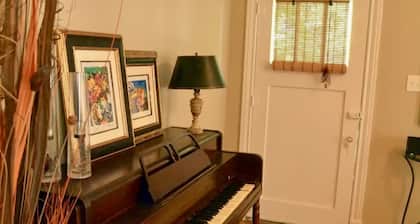 Garden Cottage in the city. Pet friendly!