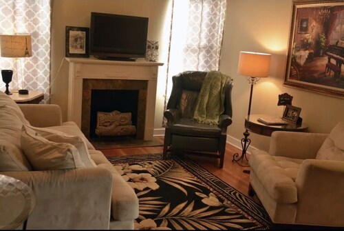 Garden Cottage in the city. Pet friendly! 