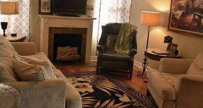 Garden Cottage in the city. Pet friendly!
