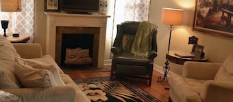 Garden Cottage in the city. Pet friendly!