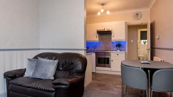 Apartment, Ensuite | Lounge