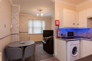 Apartamento, baño privado | Salón
