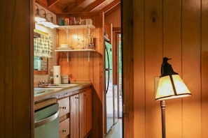 Wasserkocher mit Kaffee-/Teezubehör, Kühlschrank, Mikrowelle, Herdplatte