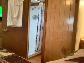 1 bedroom, iron/ironing board, free WiFi, bed sheets - Cozy 1-Bedroom Cabin Little Goldies (Bryson City)