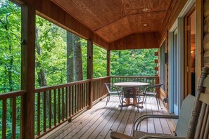 Outdoor dining - Experience tranquility at Hummingbird Hollow (Bryson City)