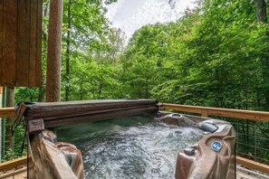 Outdoor spa tub - Experience tranquility at Hummingbird Hollow (Bryson City)