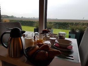 Colazione a buffet, servita tutte le mattine (10.00 EUR a persona)