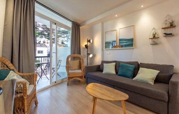 TV - Playa Carihuela by HDC Apartments (Torremolinos)